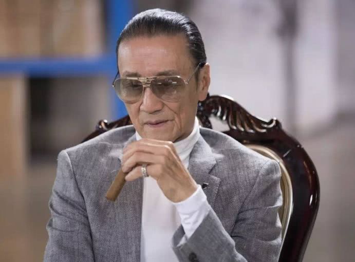 张国立成龙使劲捧儿子,那个让他后悔生下来的