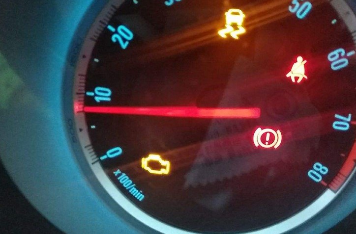 新车的发动机故障灯亮了,是什么原因?