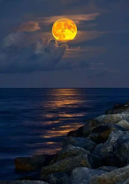 刚出炉的,世界上最美的月亮,美到窒息!