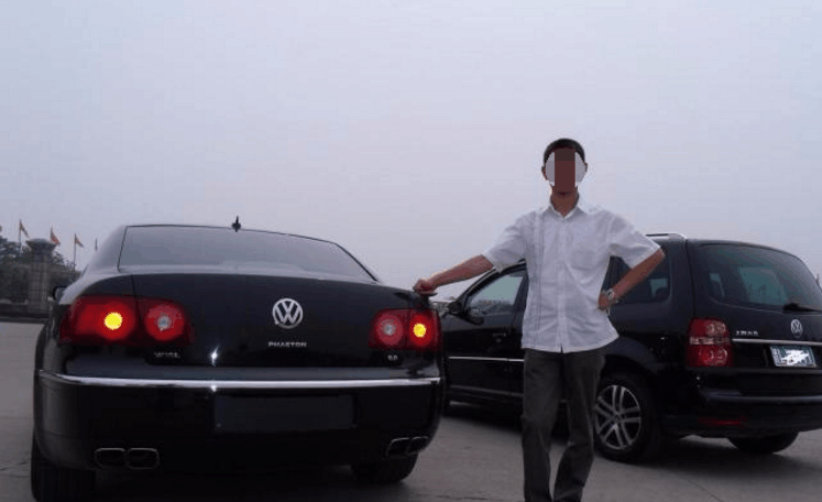 辉腾车主向女神求婚被拒后怒砸车, 只因女神说没品味的才开大众