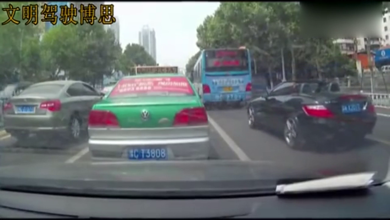 敞篷车女司机撞上出租车，下车后10公分的高跟鞋亮了