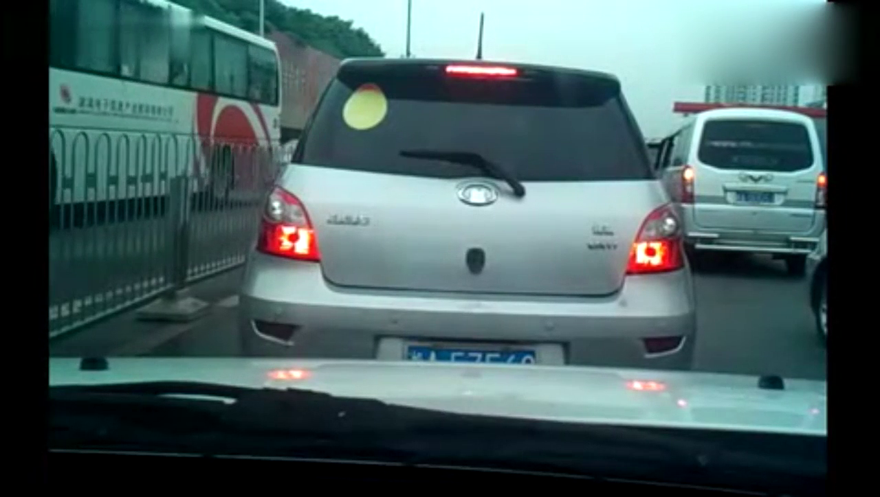 车主未保持安全距离，遇上老油条出租车，结果发生追尾了