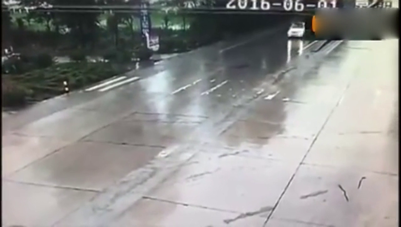 雨天高速路，卡车司机已经尽力了，交通事故还是发生了