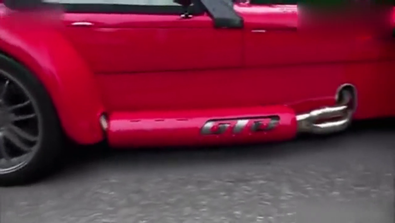 牛人DIY了一辆超级跑车，上路真拉风