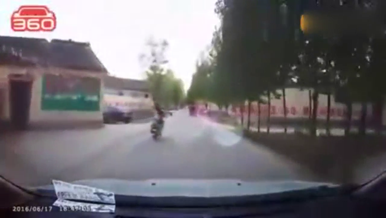 电动车超载，不出事才怪，关键时刻刹车刹不住！