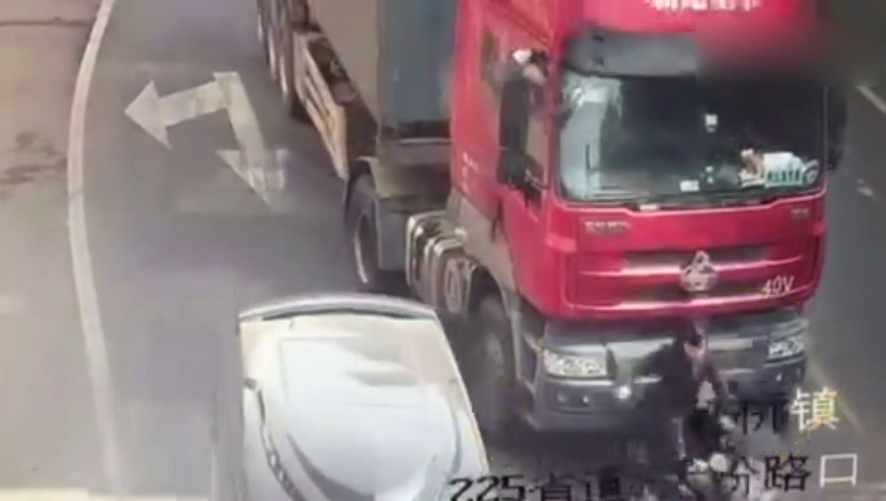 惊魂一刻！电动车男子被大车撞到 车尾爬出来