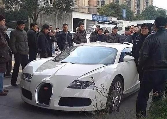 美女开2500万布加迪威龙,车牌让路人嘲笑,佩服车牌实在是太