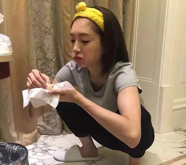 明星蹲着吃东西:刘德华接地气,赵丽颖搞笑,而她