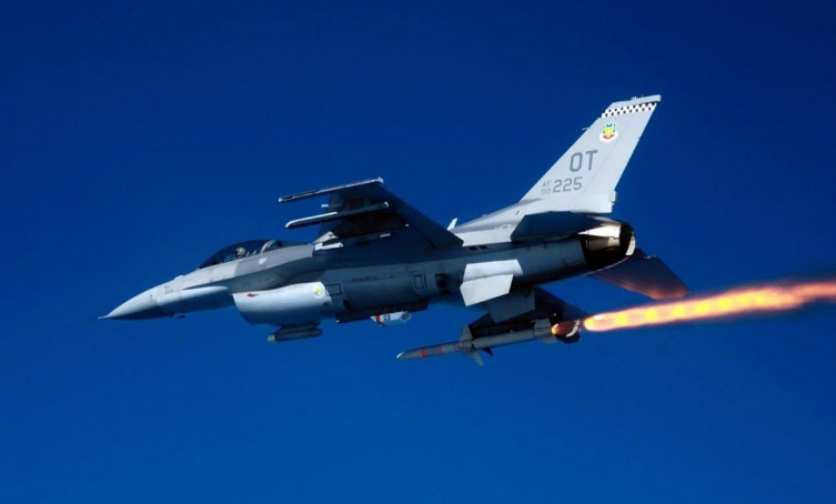 奇怪的是财大气粗的美国 ,竟还有F14战斗机在