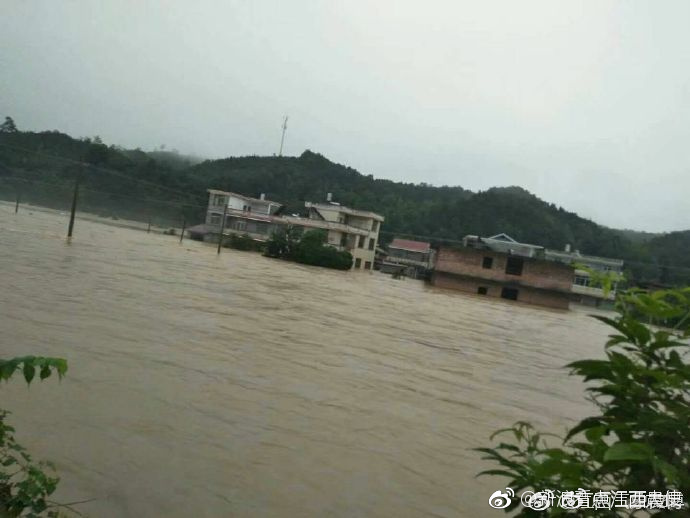 暴雨侵袭!江西遂川县突发洪灾千人紧急转移
