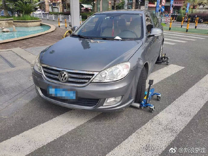 进小区掉头被收5元停车费 宁波车主怒堵小区门