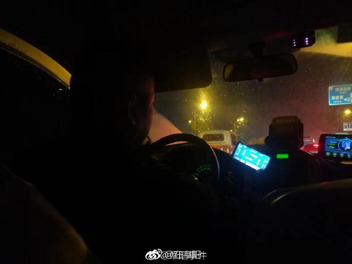 出租车司机边开车边斗地主 交警:已展开布控