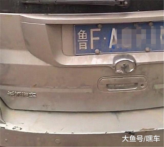 10万哈弗H3现山东, 见后车窗上这一堆字, 就知车主爱玩这游戏!