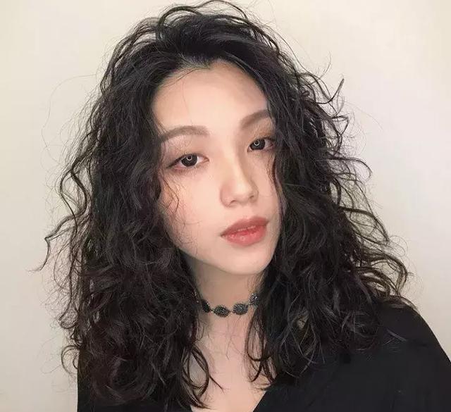 小卷发感觉非常有味道,七八十年代的港星标志性的一头小卷发,真是