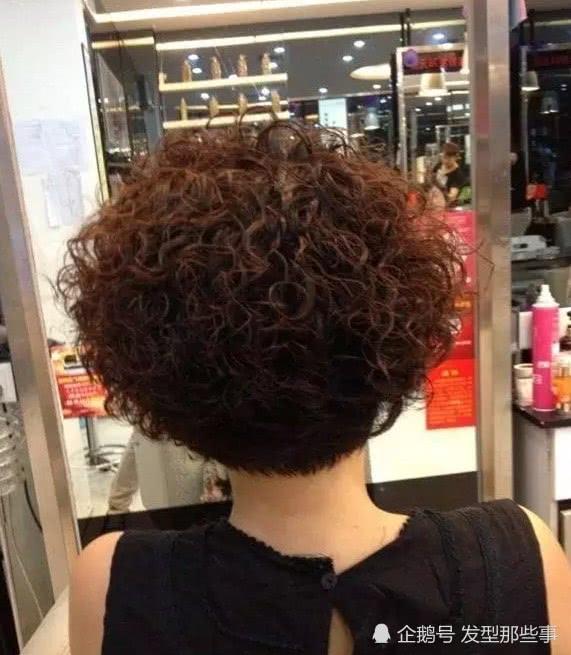 "剪短发,烫小卷",这才是最适合"中年女性"的发型