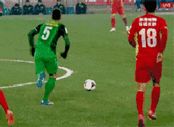 搞笑gif——足球场上的爆笑瞬间,每一个都是满满的笑点!