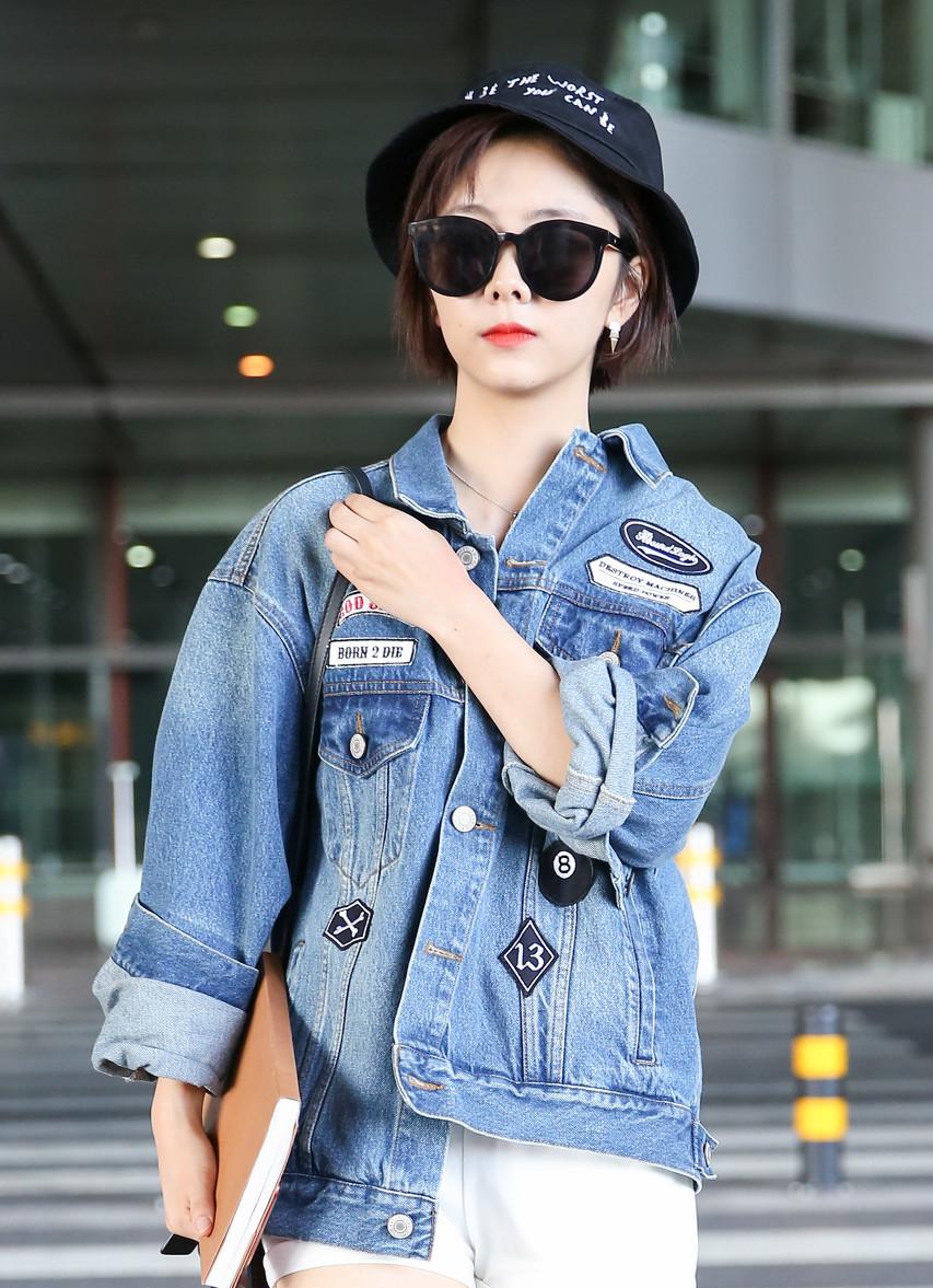 谭松韵现身北京机场,穿牛仔外套头戴渔夫帽的
