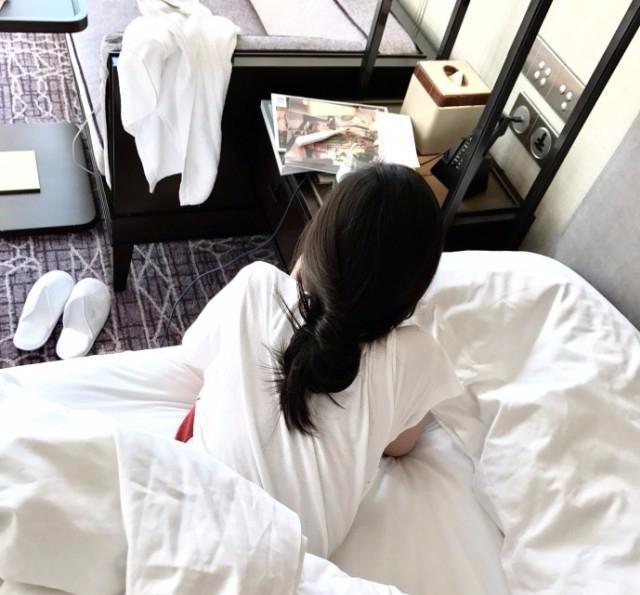 豆得儿韩国酒店睡照真好看, 网友: 这照片是王思聪拍的吧?