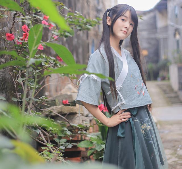 徐娇开店才半年时间, 汉元素服饰好评如潮, 里面