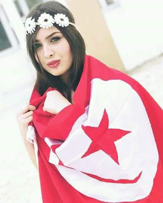 来自阿拉伯国家突尼斯的女球迷,身披国旗美艳动人