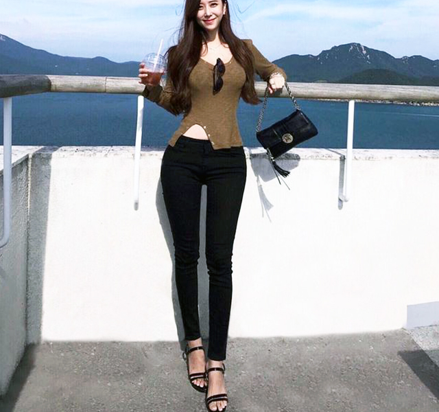 街拍显气质的牛仔裤搭配,彰显美女简洁大气的美感!