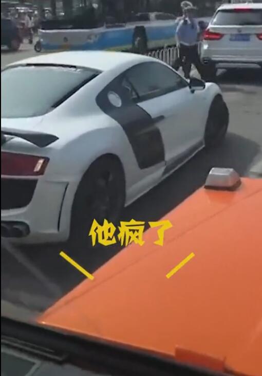 北京奥迪跑车冲卡逃逸,想要强行加塞逃跑,网友