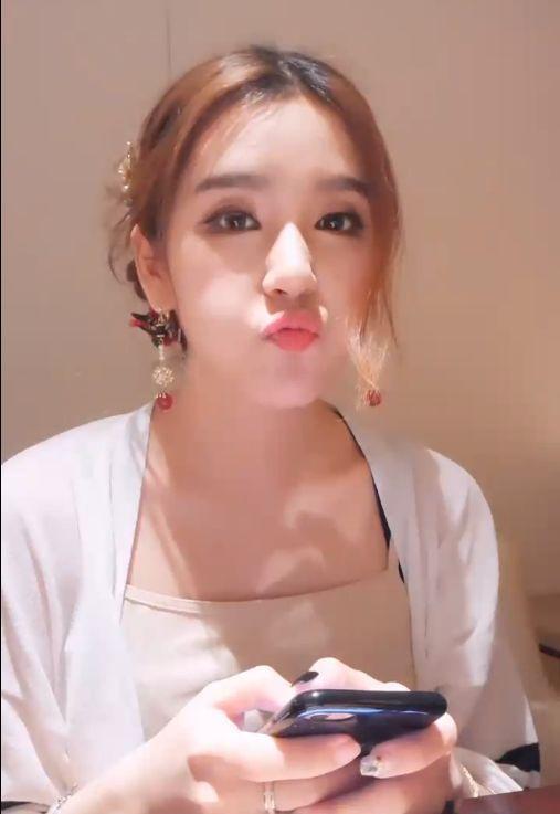 LOL:Rita直播和粉丝互动,一动作险些走光,网友