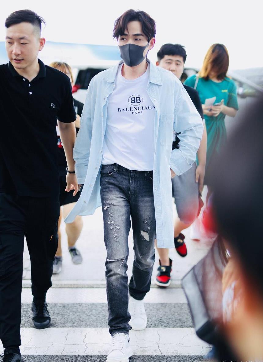 朱一龙因《镇魂》国外爆红! 颜值和穿搭让外国