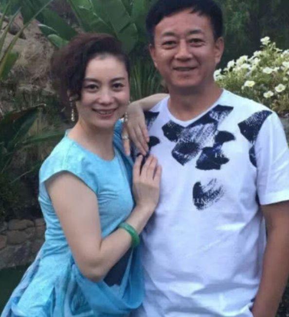 54岁朱军一家近照曝光,妻子美翻天,儿子小小年纪就"啤酒肚"