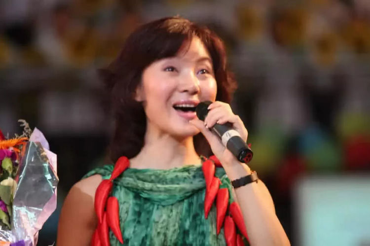 可怜,《常回家看看》原唱陈红,如今卧病在床,除