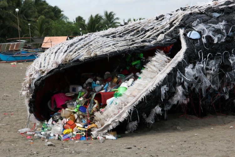 由垃圾组成的搁浅鲸鱼装置,提醒大家人类垃圾对海洋生物的危害