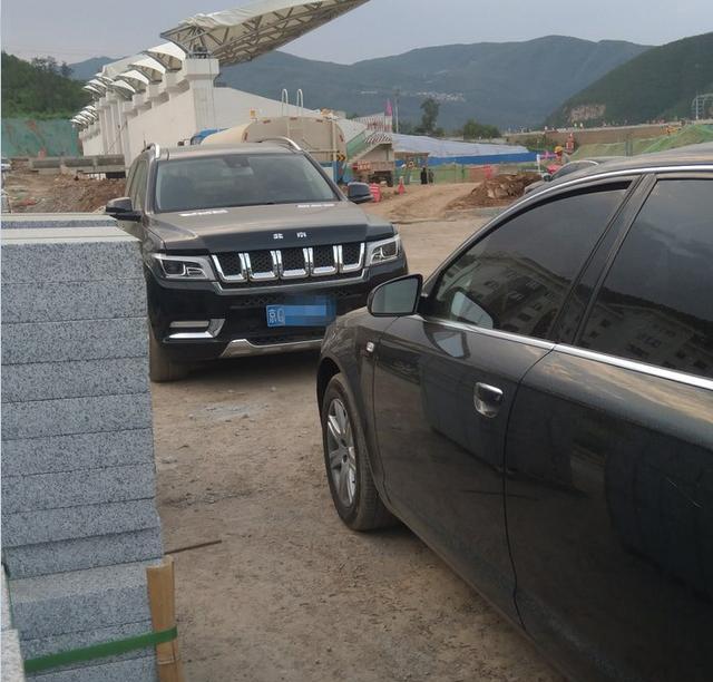 工地偶遇一辆上牌的北汽BJ90, 比揽胜还大, 3.0T或50万起