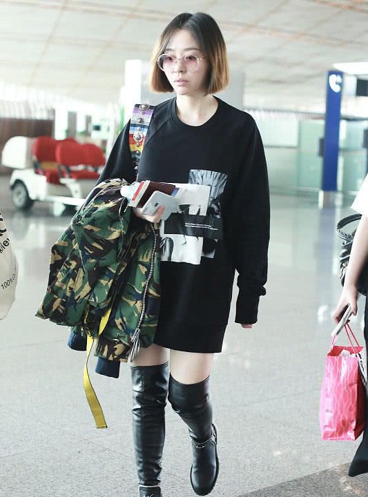 34岁张靓颖卸妆后亮相,脸圆腿粗似路人,果然肤