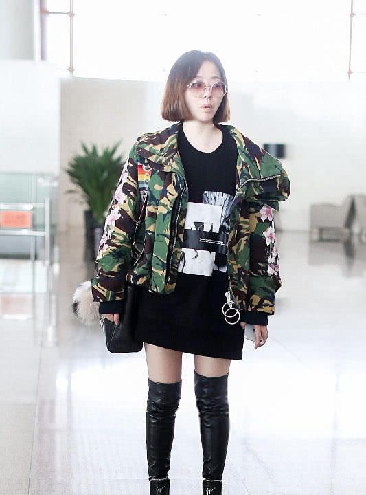 34岁张靓颖卸妆后亮相,脸圆腿粗似路人,果然肤