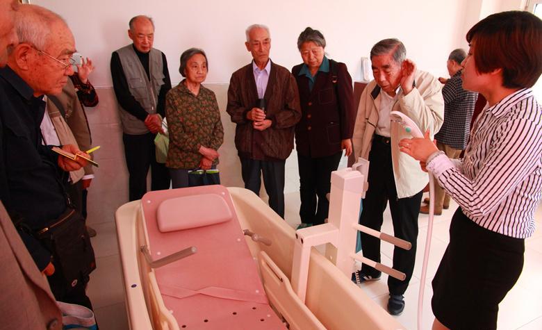 牛! 为给老人洗澡, 这家养老院花42万买一个浴