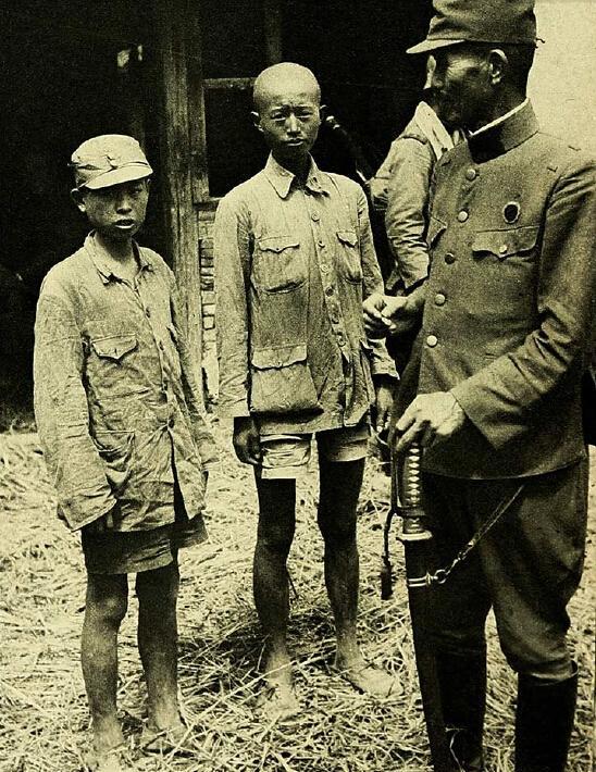 你能想象,这两个被日军俘虏的国军少年兵的命
