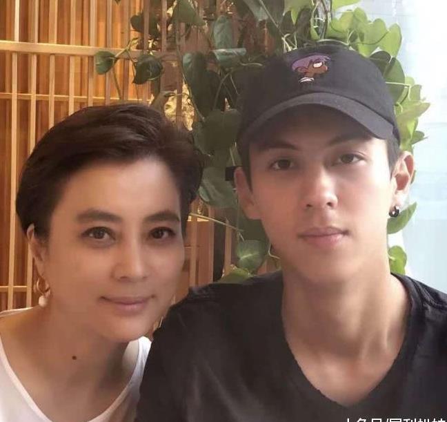 照片中李玲玉的混血儿子长相十分帅气,乍一看还以为是吴磊.