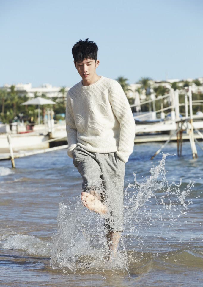 井柏然灰色背心配宽松牛仔裤,黑色口罩太显眼