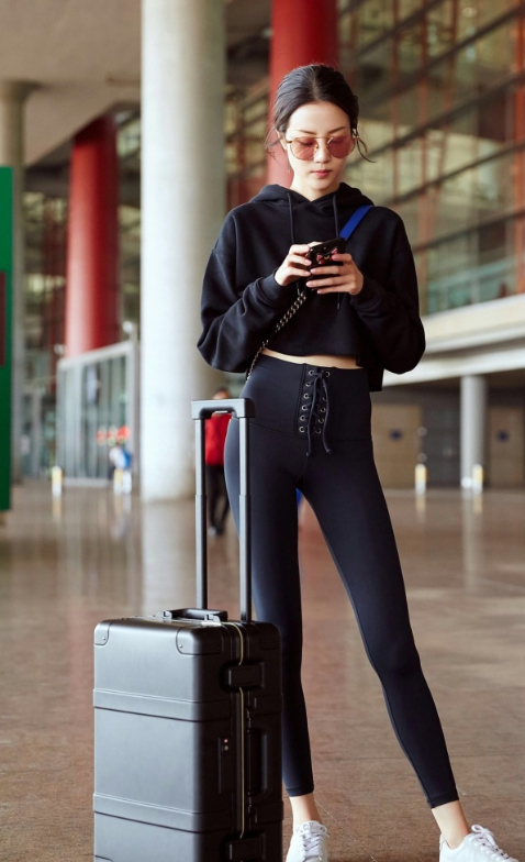 李溪芮紧身打底裤外穿的效果令我沉默了,网友