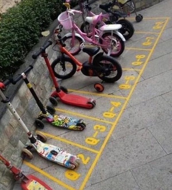 幼儿园为小司机们专门画了迷你停车位