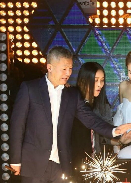 50岁那英与二婚老公的近照曝光,那英颈纹来势凶猛尽显