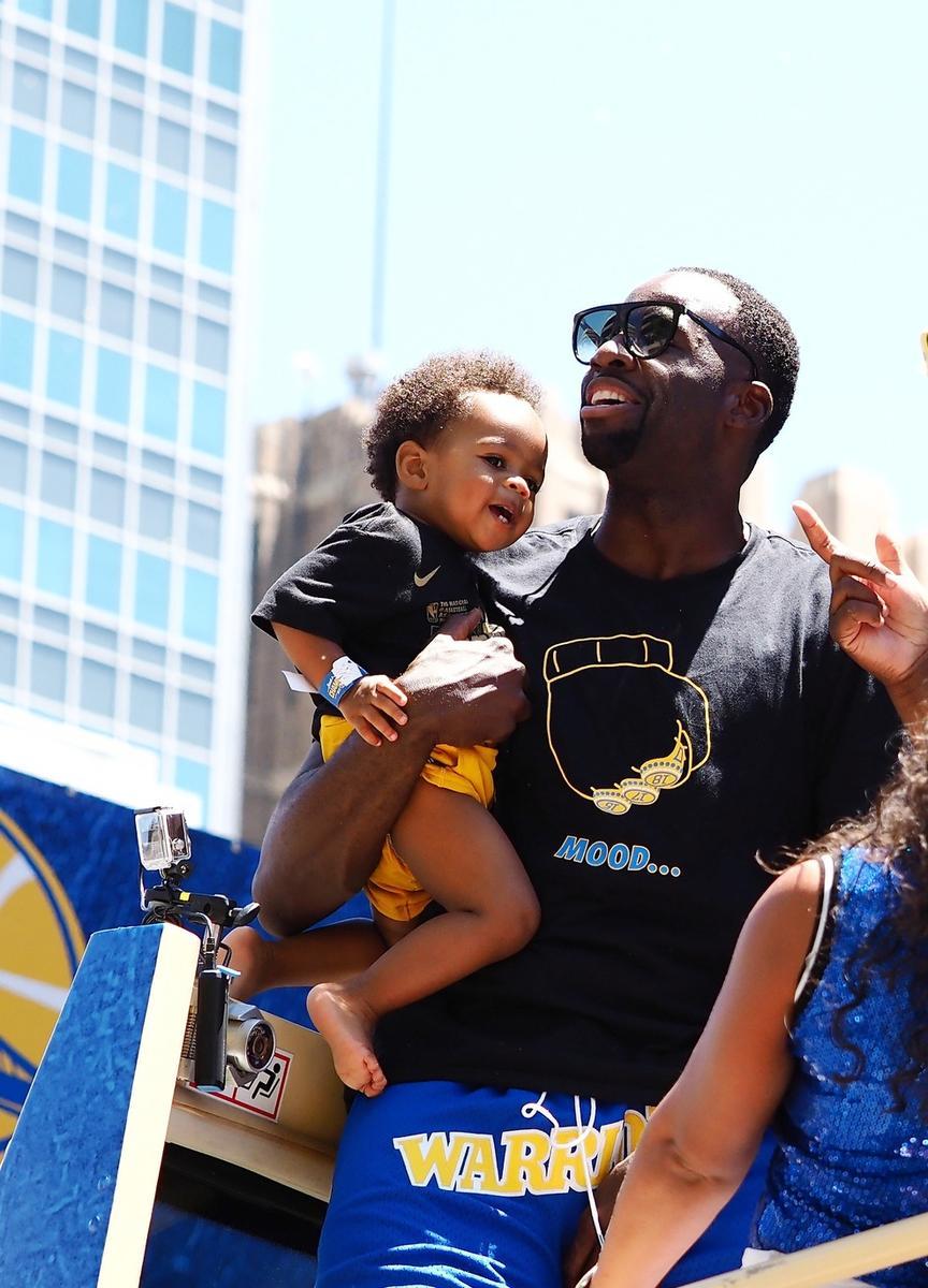 暖心,勇士夺冠游行,库里的行为让人佩服,全场球