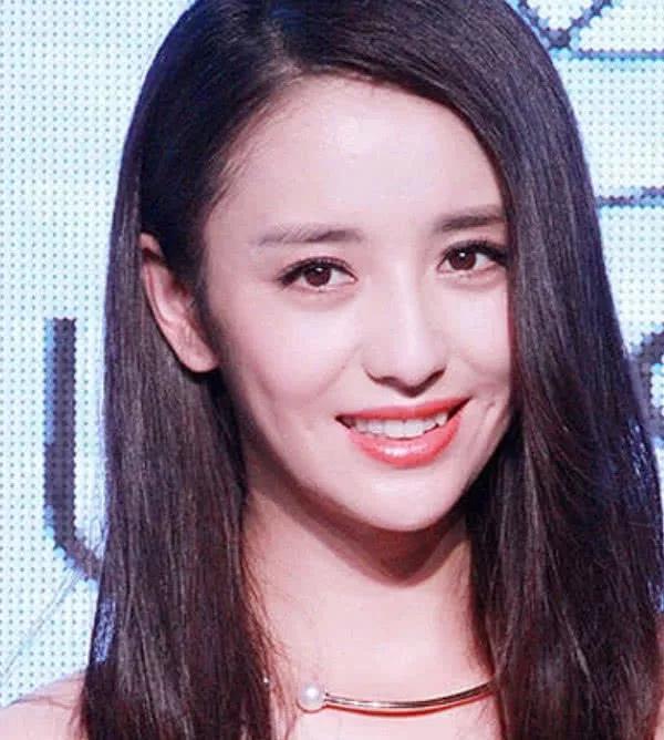 佟丽娅出席活动,穿低胸裙,疑似真空,隔壁女星