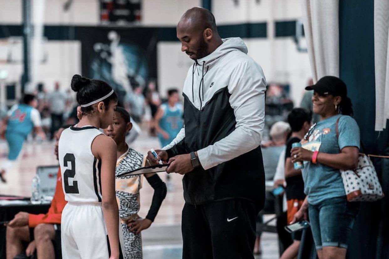 科比教女儿打球图片