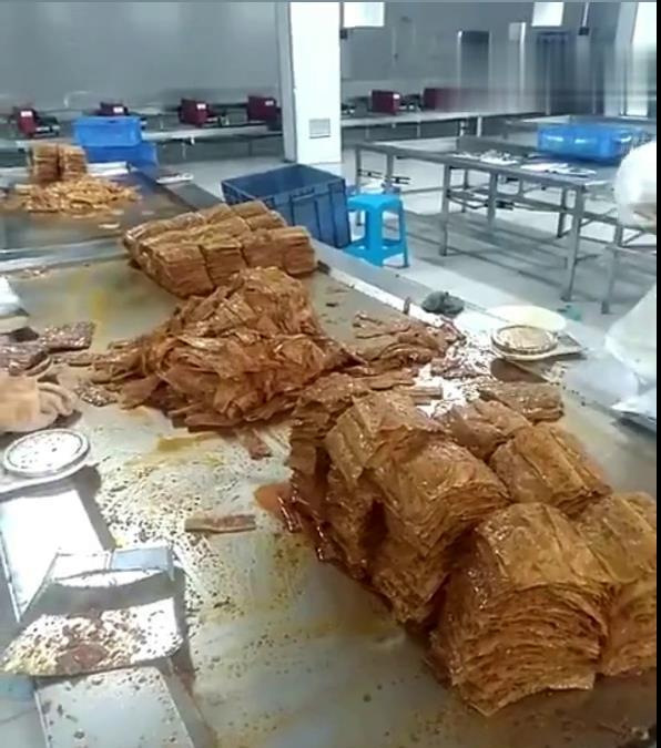实拍江西辣条加工厂 老板 你那里还招工吗 我保证不偷吃!