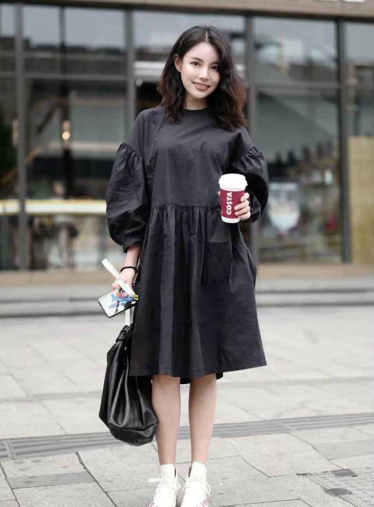 街拍,图3小姐姐红色人字拖和同色的脚趾甲配起