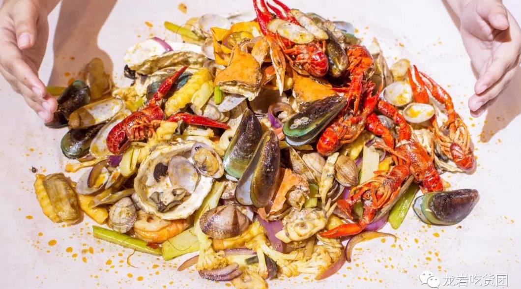 刷爆抖音的手抓海鲜来龙岩了!用铁锹上菜,没有胆量不敢来……