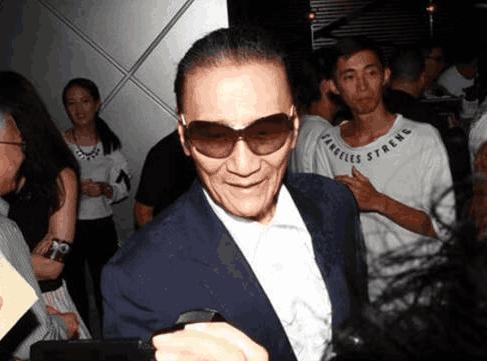 刘德华歌词中“四哥发哥”是谢贤周润发，“一哥和三哥”是谁呢？