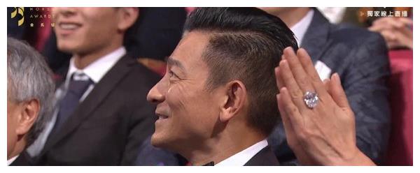 刘德华参加金马台下坐3小时表情没变过！网民服：全场只有他做到