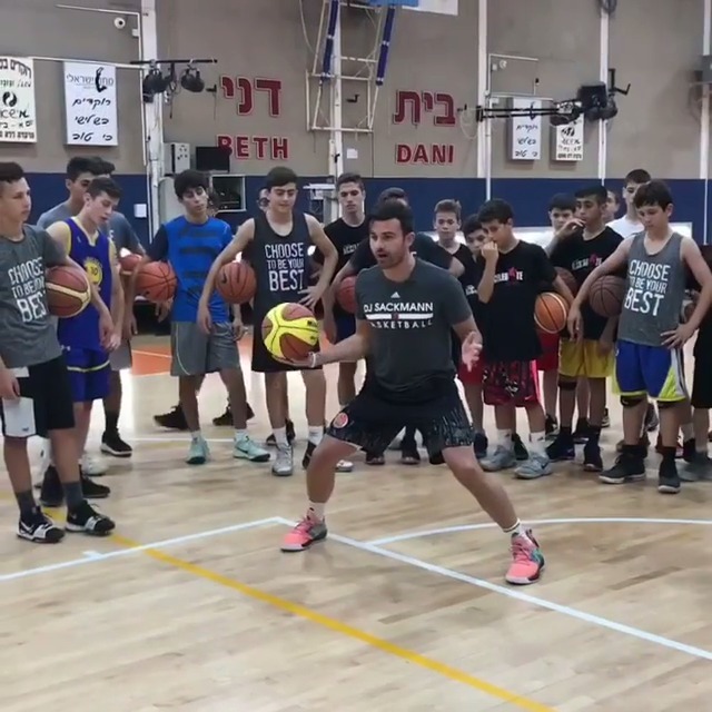 球突破技巧! IN&OUT衔接脚步肩膀变向误导突